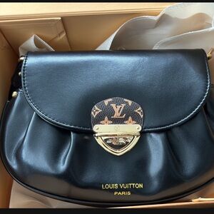 Lv Elegant Black and Gold Shoulder Bag